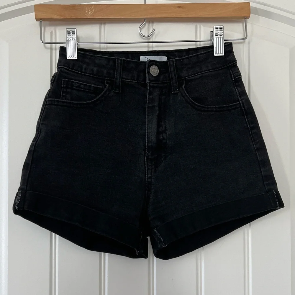 Forever 21 Curvy High-Rise Stretch Cuffed Hem 5-Pocket Black Denim Shorts- 25 - Picture 6 of 9